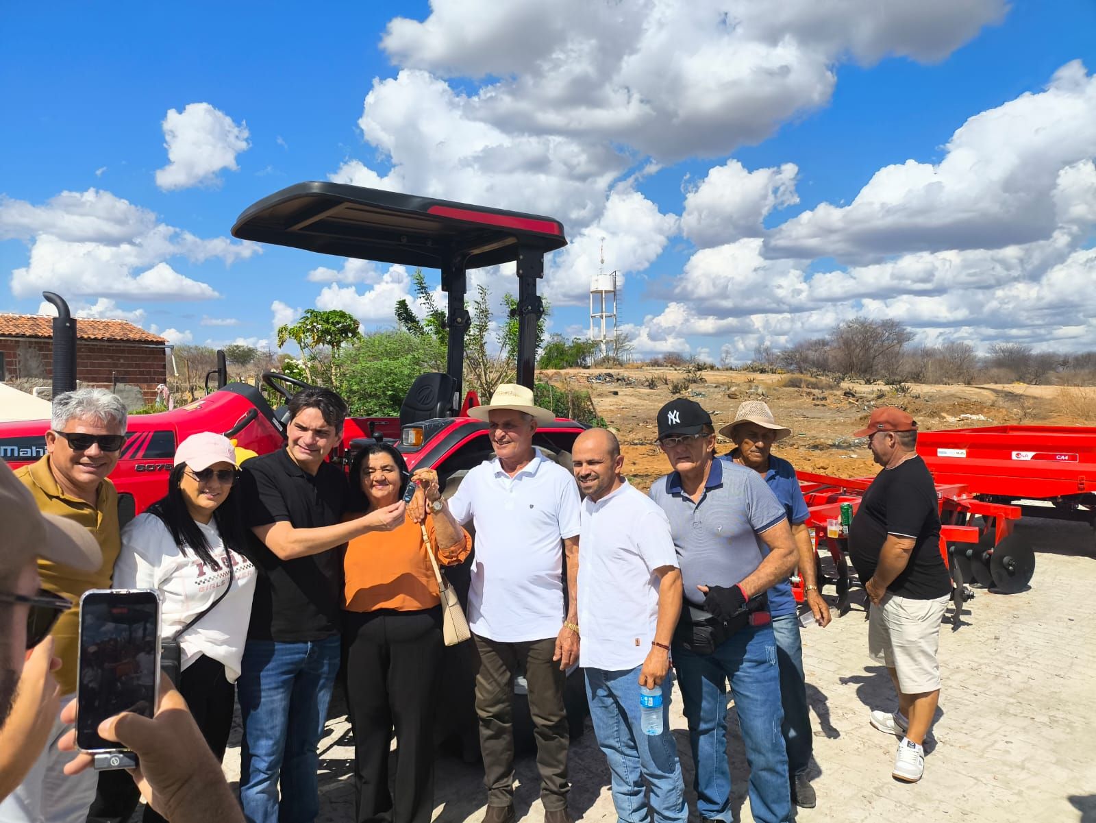 Sonho realizado: Comunidade de Cajazeiras, em SJ de Espinharas recebe trator equipado do deputado federal Murilo Galdino; veja fotos