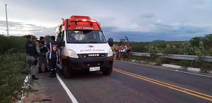 Acidente envolvendo carro onde estava o prefeito de Assunção-PB, deixa uma pessoa morta, entre os municípios de Teixeira e Desterro; veja vídeo