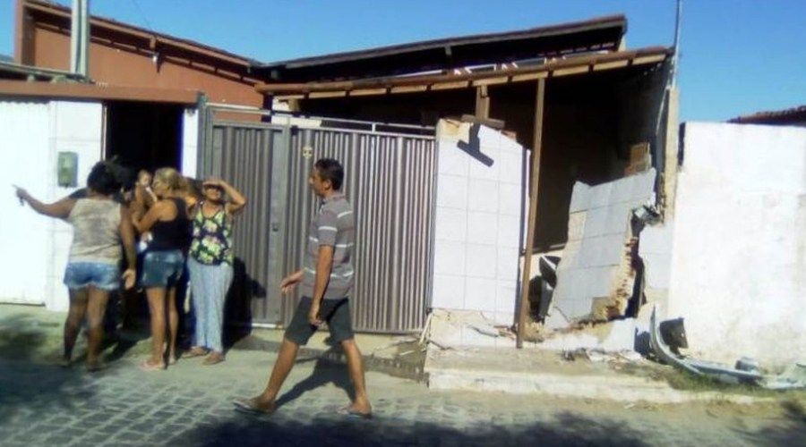 Motorista invade casa e derruba muro após acidente no bairro Monte Castelo, em Patos