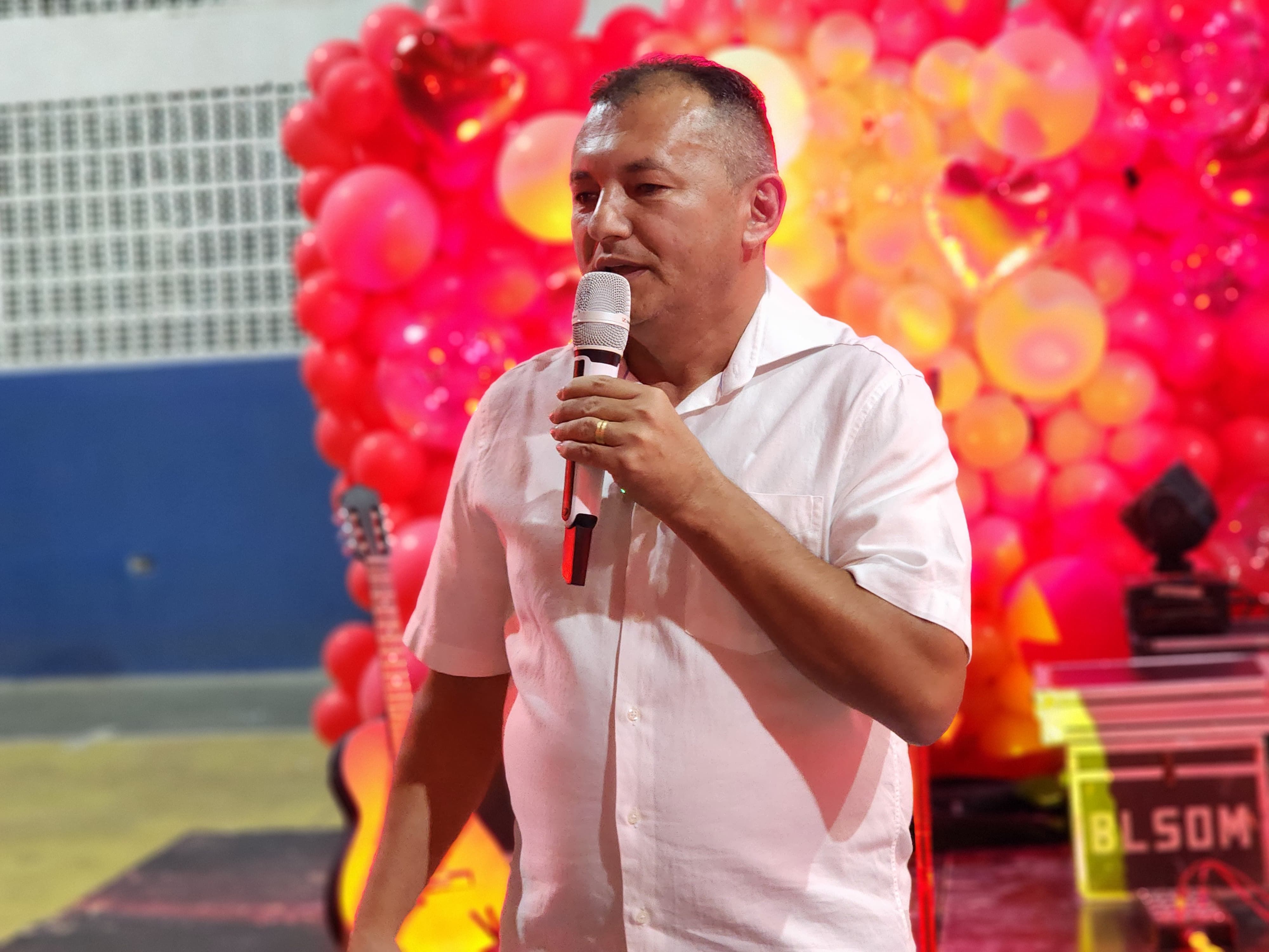 Prefeitura de Catingueira homenageia mães com palestra de Bruno Assumpção, jantar especial e show de cover de Roberto Carlos