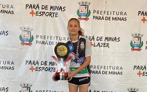 Jovem sobrinha de Padre Erivaldo, de Santa Terezinha, Maria Alícia é campeã de Futsal em MG; veja 