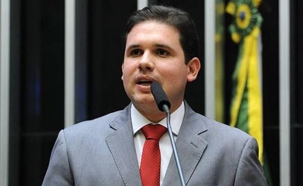 Hugo Motta defende simplificação e redução de impostos no Brasil