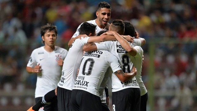 Corinthians goleia e se classifica na Libertadores