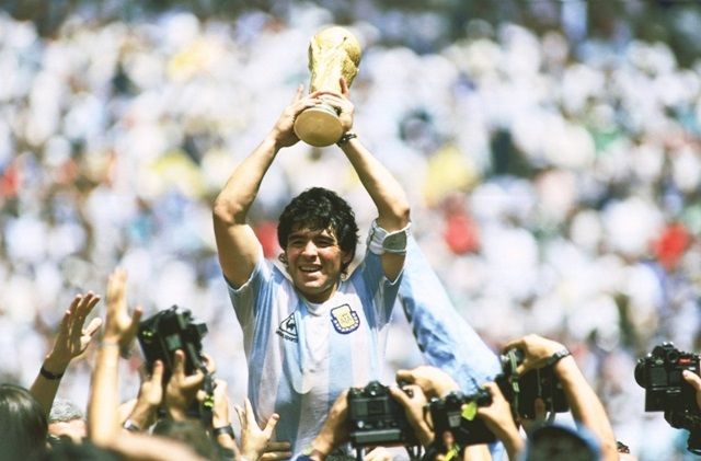 UMA POR DIA… Adíos, Maradona!