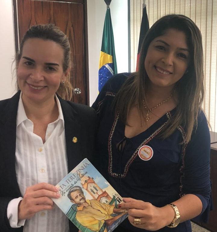 Prefeita de Santa Terezinha-PB, Terezinha Lúcia, presenteia Senadora Daniella Ribeiro com livro que conta a história do município