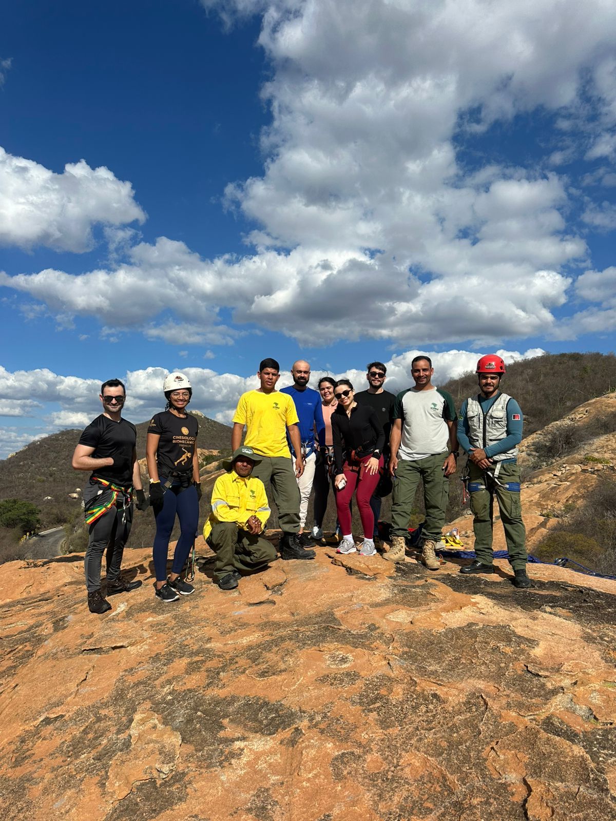 Sertão Extreme promove rapel na Pedra do Tendó e atrai turistas de cinco estados ao Parque Nacional da Serra do Teixeira