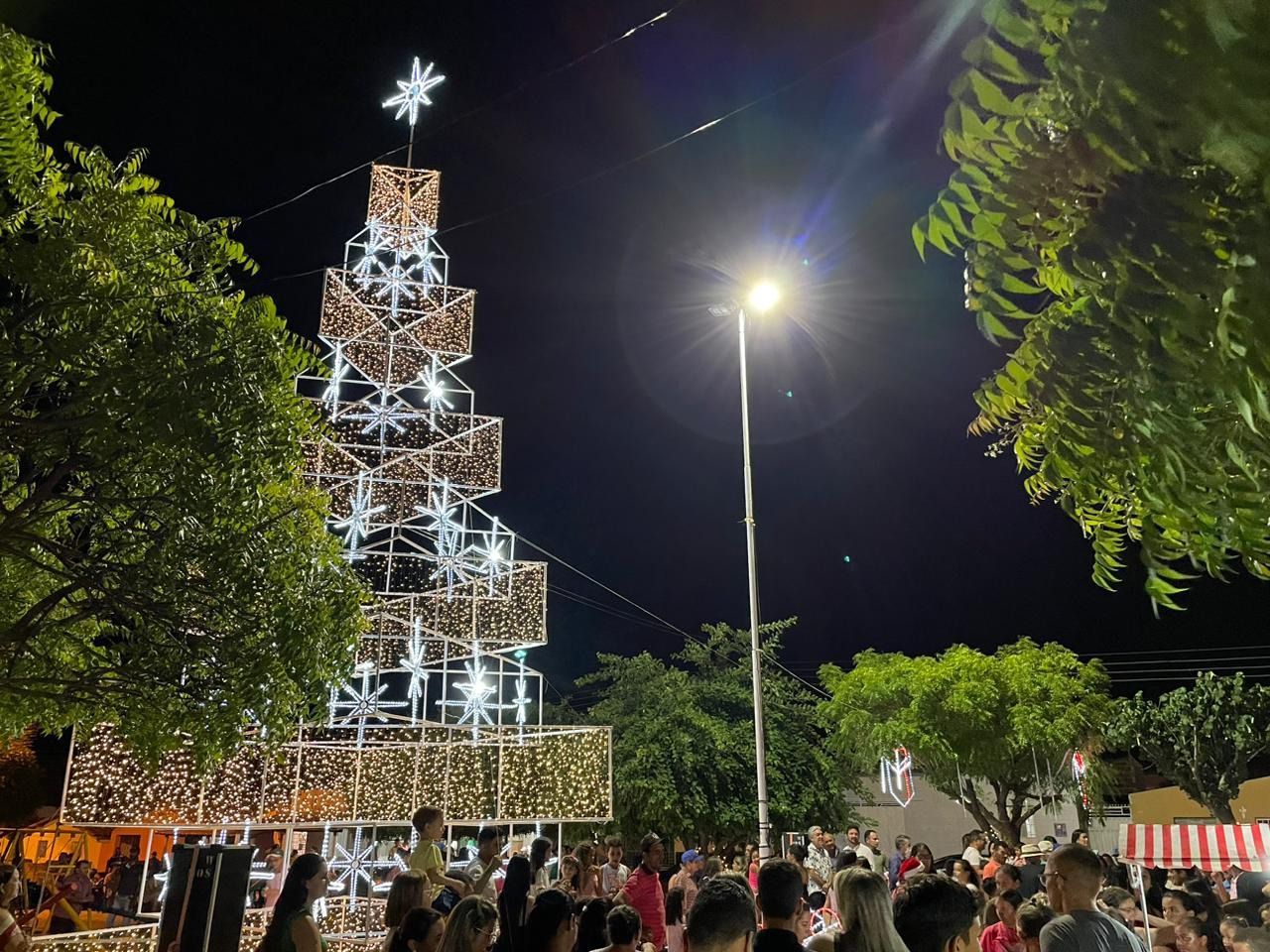 Natal da Gente: Chegada de Papai Noel e acendimento das luzes natalinas em Santa Gertrudes leva famílias à praça