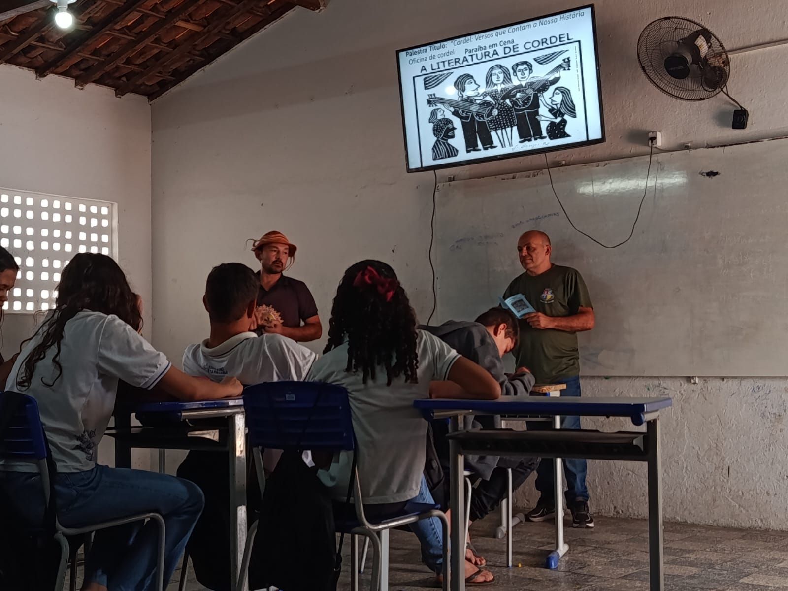 O poeta cordelista Hosmá Passos ministra \'Oficina de Cordel em Olho d\'Água\' na Paraíba