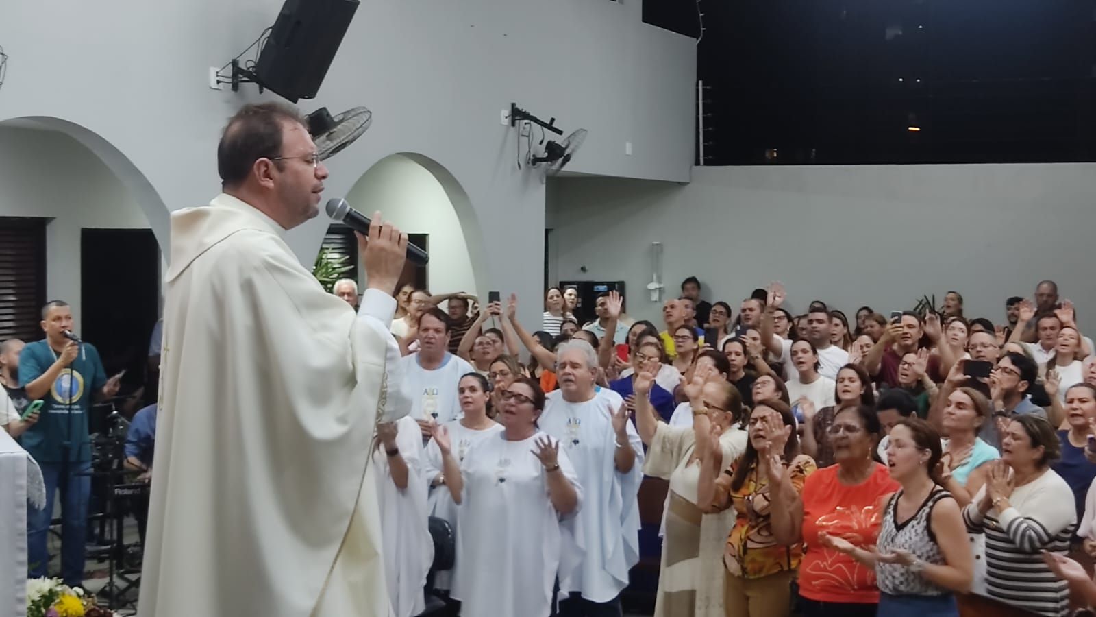 Multidão participa da missa e do lançamento do livro de Padre Fabrício Dias, em João Pessoa; vídeo e fotos