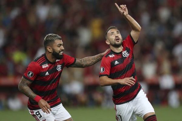 Flamengo comete dois pênaltis, mas domina LDU, vence e se isola na liderança do Grupo D da Libertadores