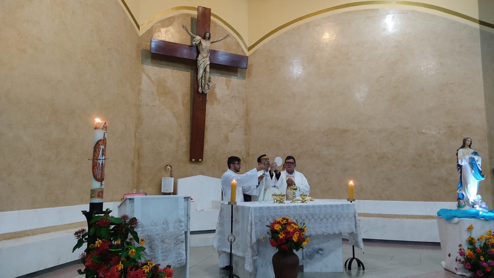 118 jovens da Paróquia de Santa Terezinha vivenciam Sacramento da Crisma; Dom Eraldo fala da importância da missão na Igreja; vídeo e fotos
