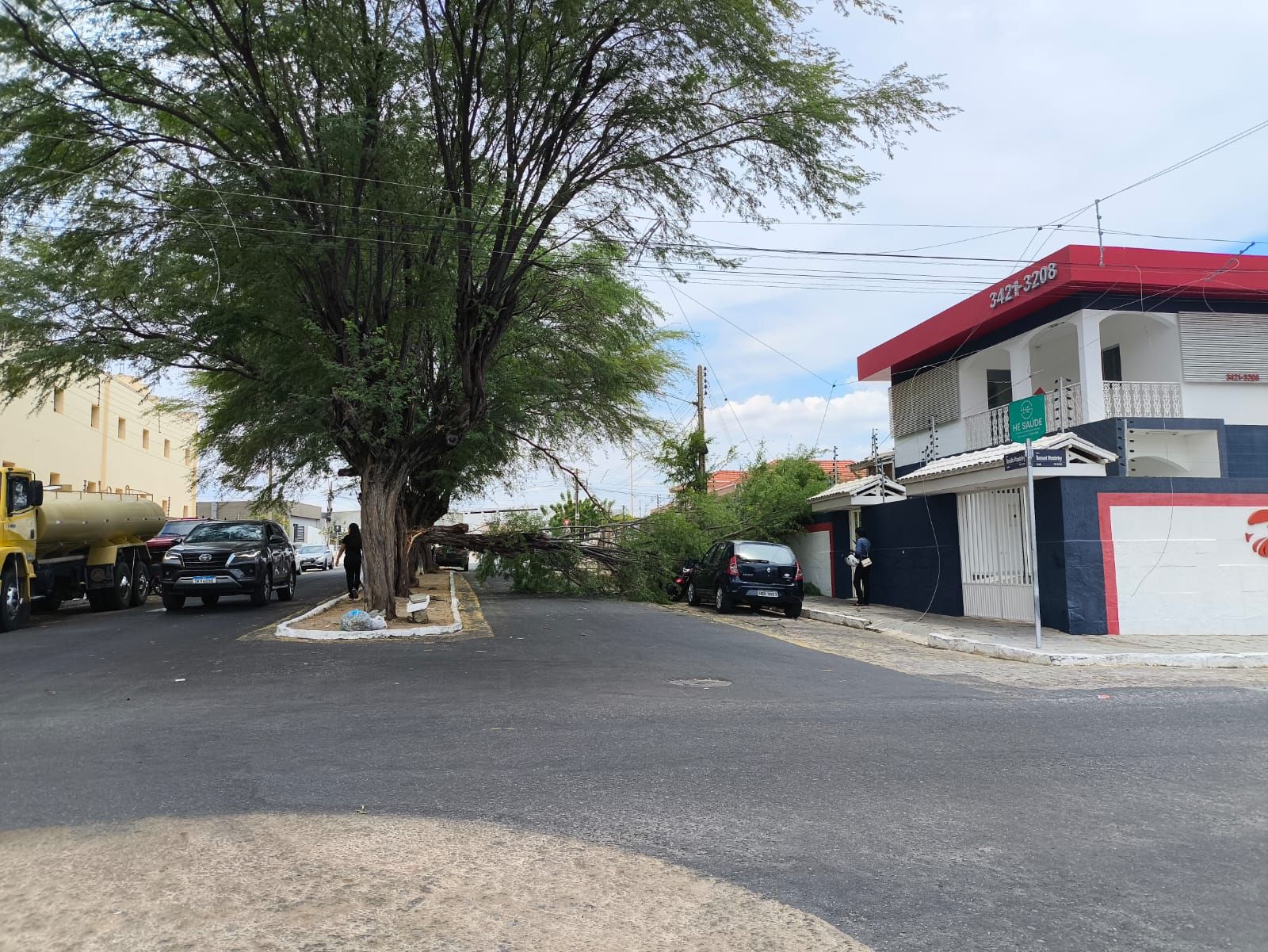 Galho de algaroba cai sobre carro e motos na manhã desta segunda-feira em Patos
