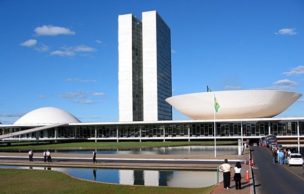 Congresso promulga reajustes para parlamentar, ministro e presidente e aumenta o gasto com a classe política em quase 3 bilhões