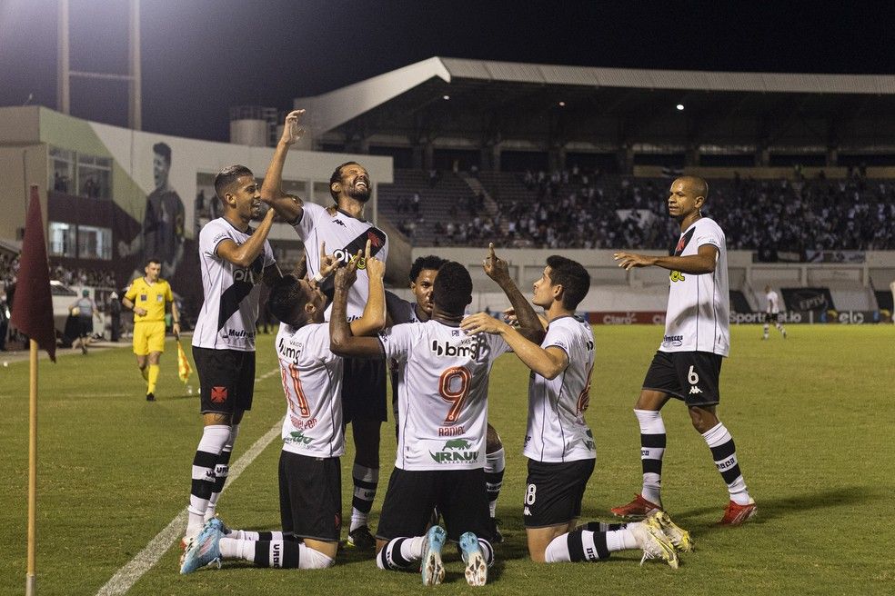 Vasco vence o Criciúma de virada, sobe para a vice-liderança e fica perto da Série A