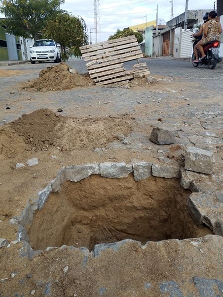Na rua Donato Lócio: buracos põem em risco a vida de moradores e motoristas; Vídeo