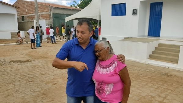 Emoção: prefeito de Catingueira entrega novas casas a moradores que sofriam com alagamentos; Veja vídeo