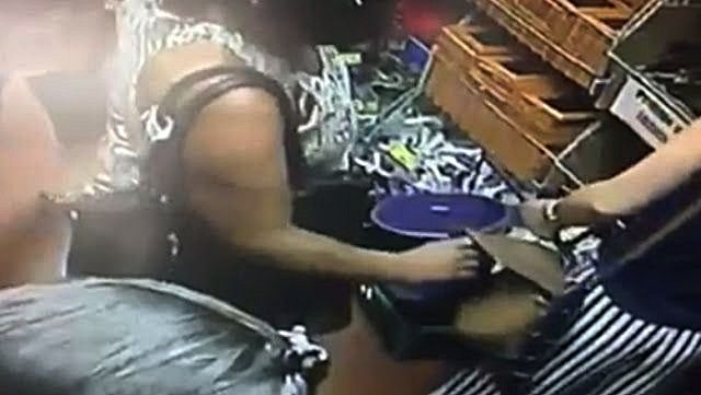 Câmeras de segurança flagra mulher abrindo bolsa e furtando celular de uma cliente de loja no alto sertão da PB;veja video