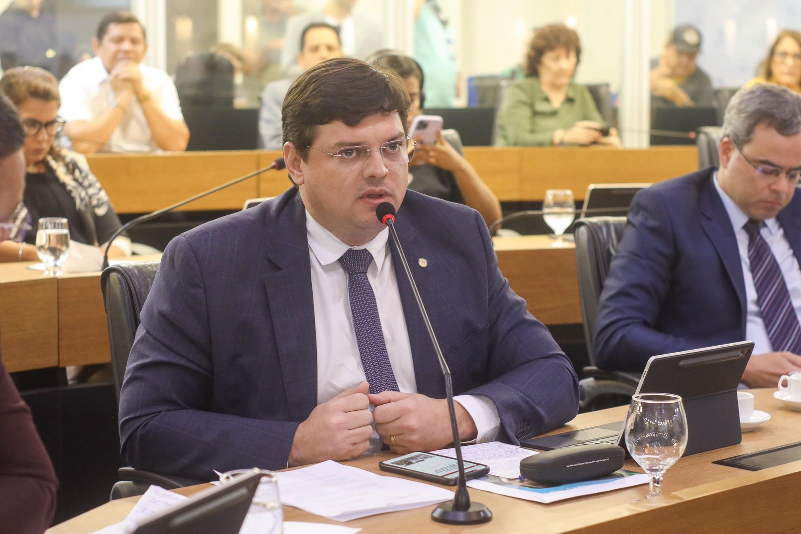 Deputado Taciano Diniz cobra transparência em licitação do programa “Tá na Mesa” durante sessão na ALPB