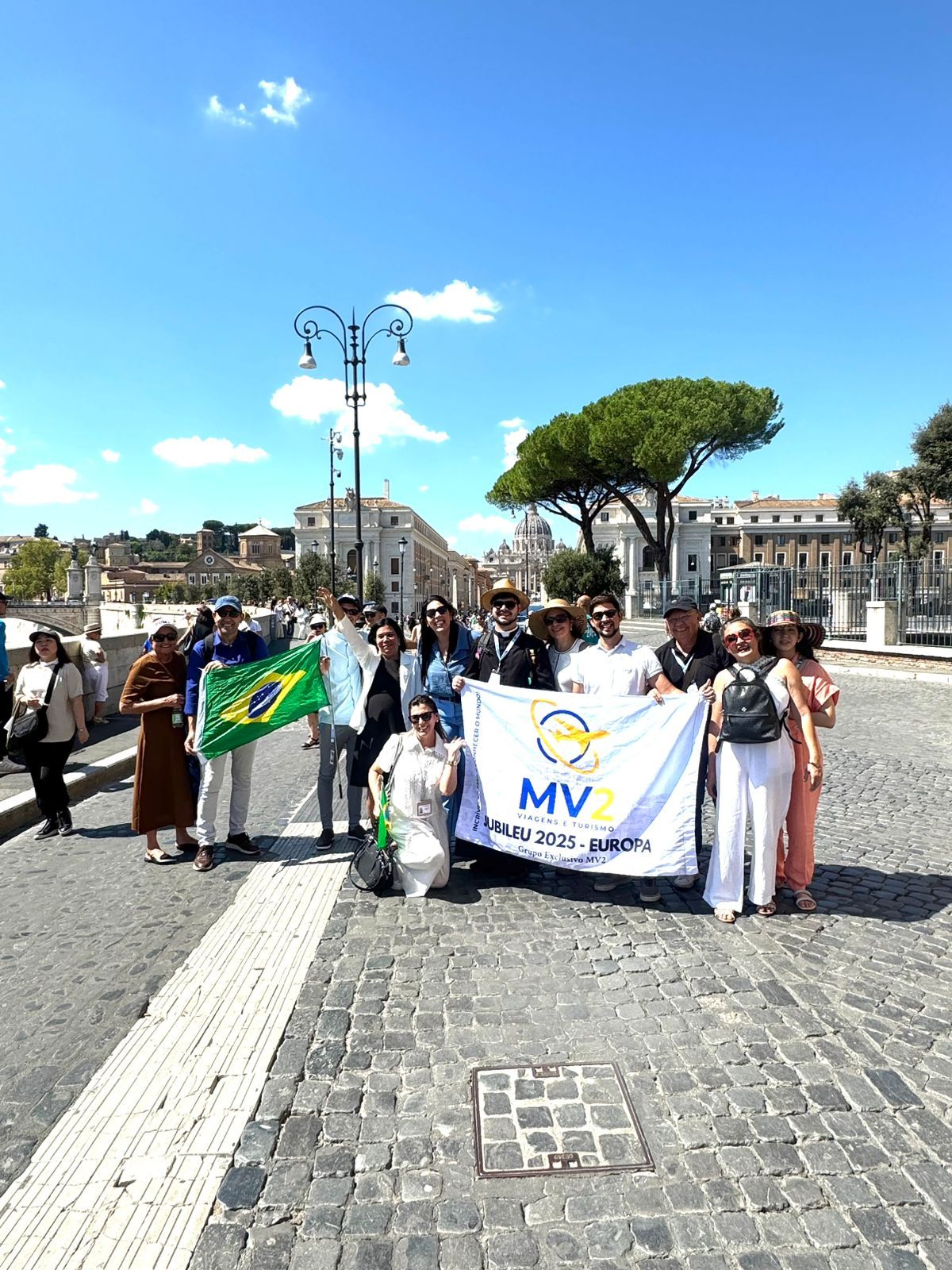 MV2 Viagens e Turismo marca presença na canonização de Carlo Acutis com grupo de fiéis; veja fotos e vídeos 