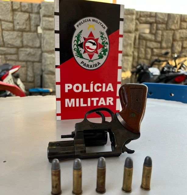 POLÍCIA MILITAR PRENDE INDIVÍDUO POR PORTE ILEGAL DE ARMA DE FOGO NA CIDADE DE PATOS-PB