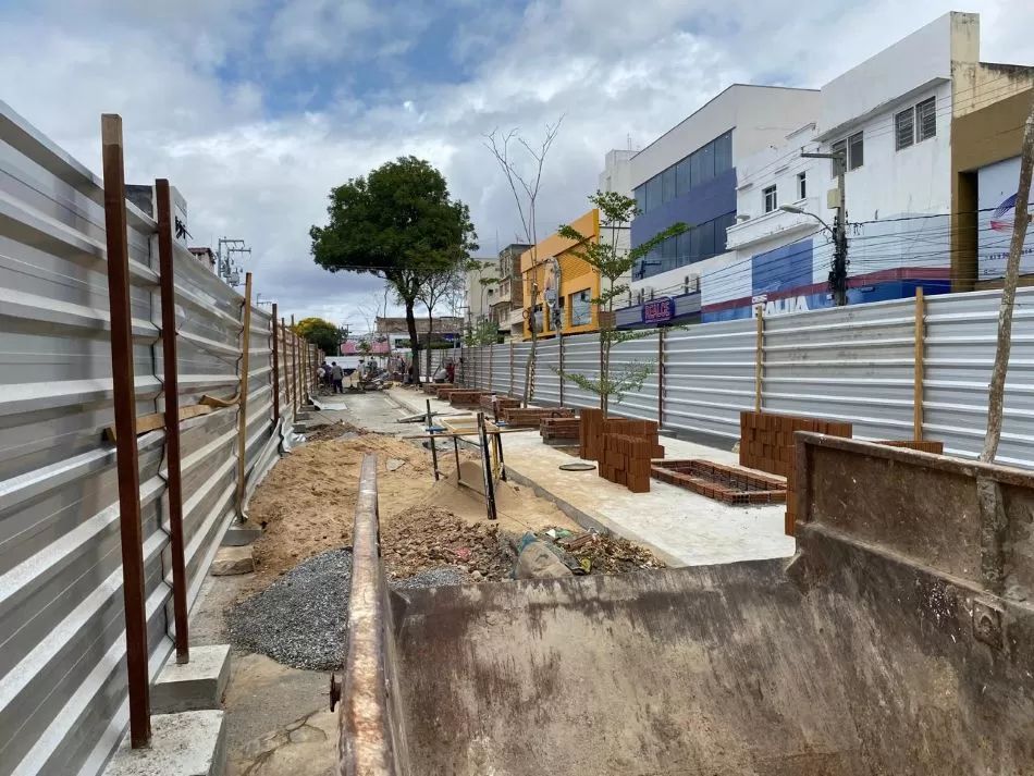 Em Patos, bancos de granito e inox são substituídos por estrutura de tijolos e revoltam usuários do canteiro central