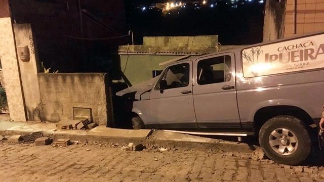 Criança morre e pais ficam feridos após motorista em van invadir casa em Areia