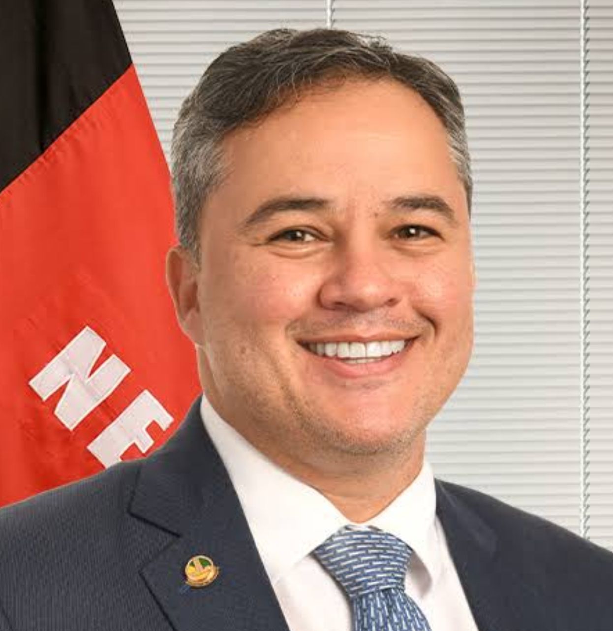 Dois prefeitos declaram apoio a Efraim Filho para corrida ao governo; vídeos