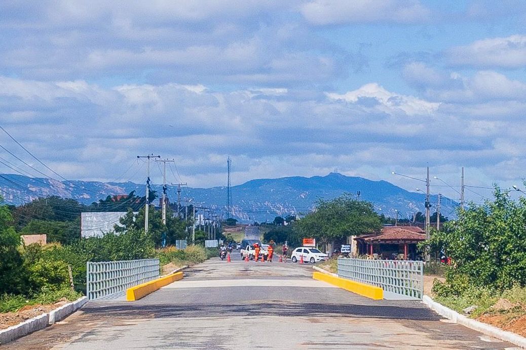Deputada Francisca Motta acompanha liberação do tráfego na nova ponte do sangradouro do Jatobá, em Patos