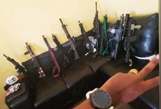  Comando da PM desmente foto divulgada de arsenal bélico em Patos; veja