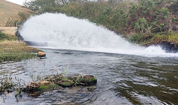 Técnico da AESA explica abertura da comporta do manancial Cachoeira dos Cegos, em Catingueira; Veja