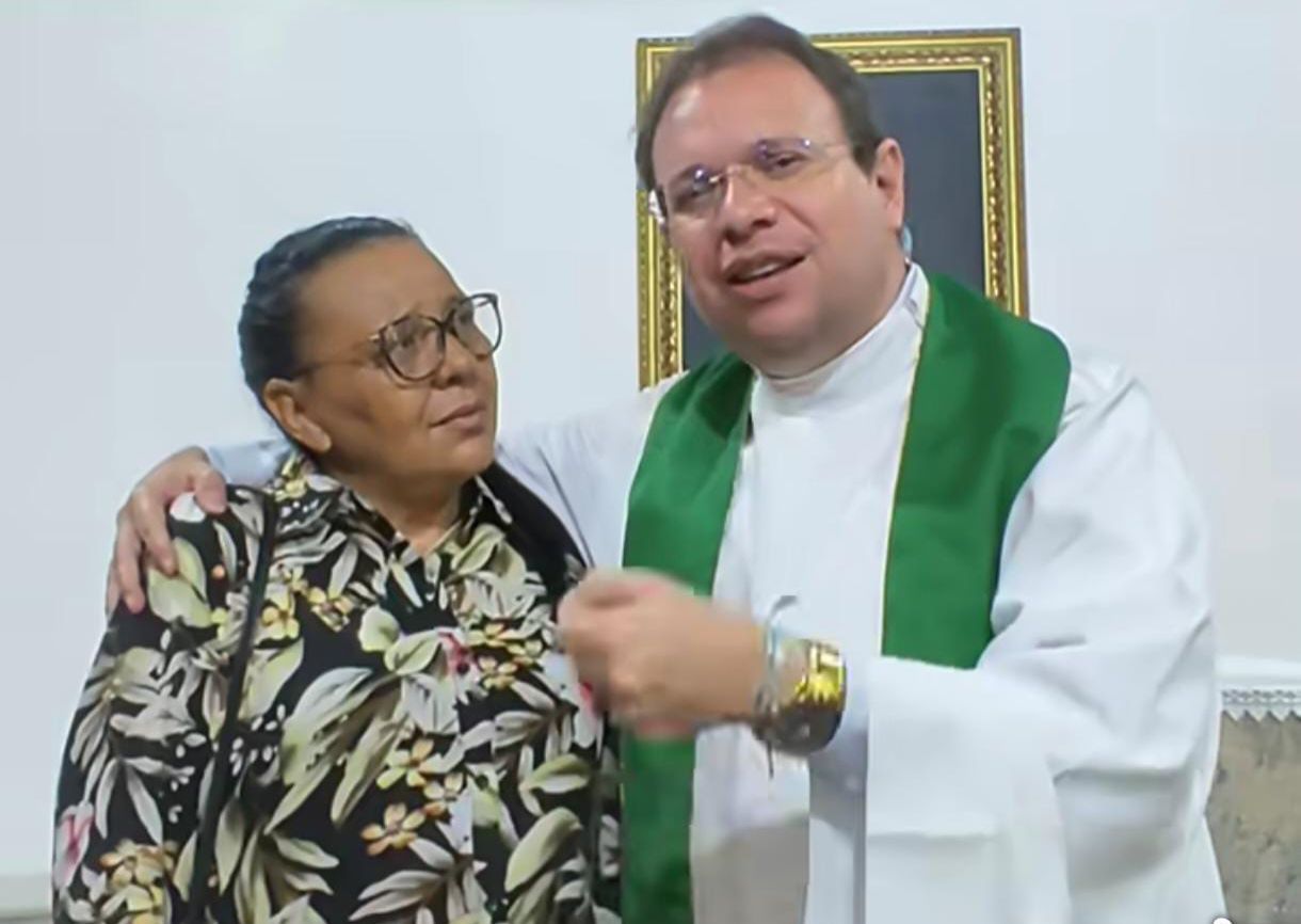 Maria Zenilda de Santa Terezinha dá testemunho de fé no Terço da Superação com Padre Fabrício: \\\'Deus me curou\\\'. Vídeo