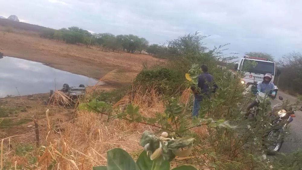 Mulher capota carro, cai em açude na PB-272 e sai ilesa após desmaio ao volante