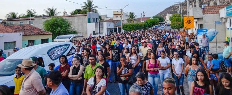 Velório dos jovens mortos em acidente atrai multidão em Catingueira