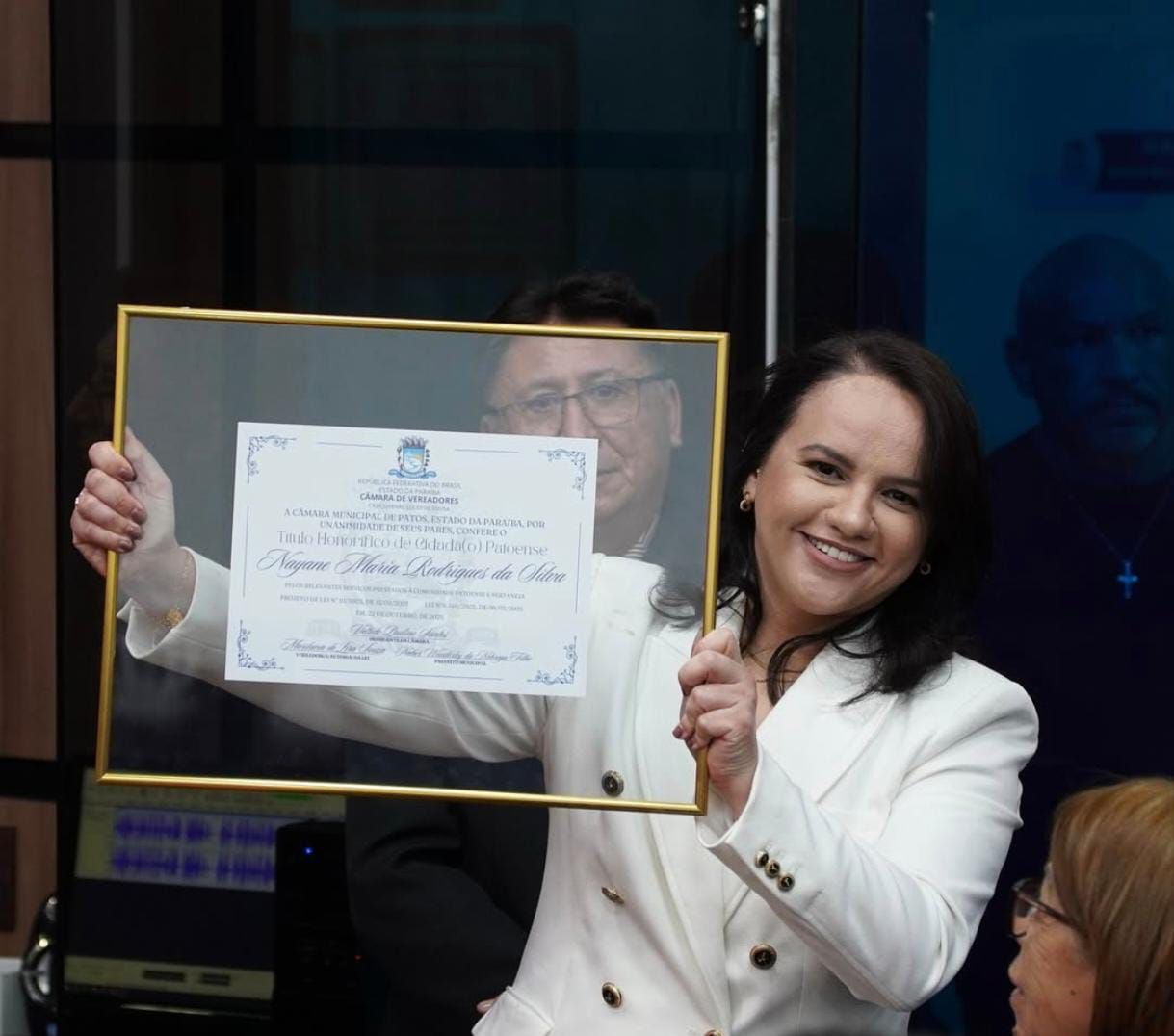 Justíssima homenagem: Jornalista Nayane Rodrigues recebe Título de Cidadã Patoense; vídeo