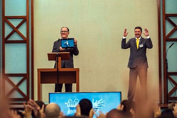 Testemunhas de Jeová lançam primeira Bíblia completa em Língua Brasileira de Sinais (Libras), que já está disponível