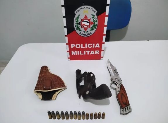 Homem é preso em Emas portando arma de fogo e punhal; Veja 
