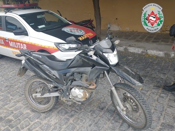 Polícia Militar apreende em Patos motocicleta roubada