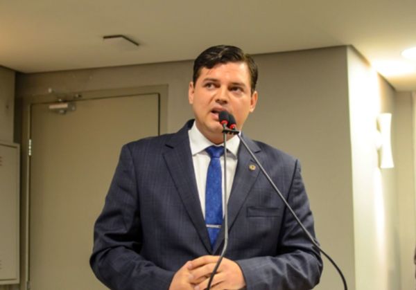 Na ALPB, deputado Taciano Diniz denuncia má qualidade de obras no interior da Paraíba