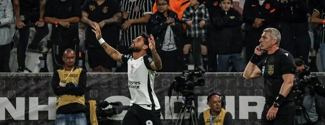 Yuri e Memphis decidem, Corinthians vence Majestoso e cola no São Paulo
