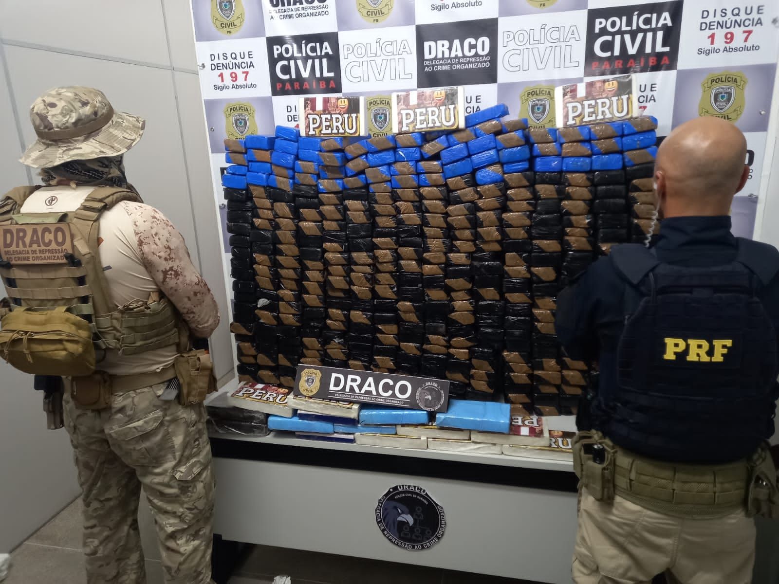 Ação conjunta entre PRF e DRACO apreende aproximadamente 400 kg de drogas (maconha e cocaína) no sertão paraibano