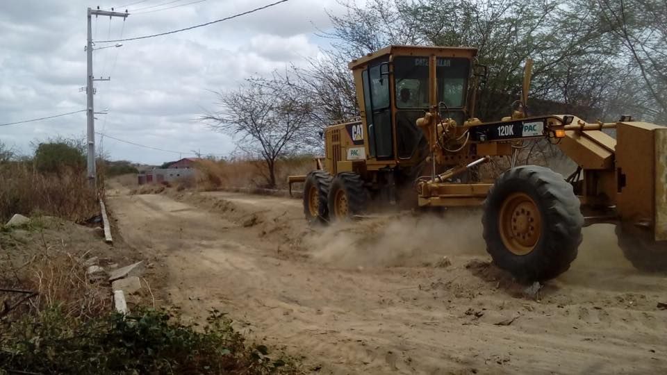 Prefeitura de Santa Terezinha faz a limpeza de ruas no Loteamento Vale do Sol