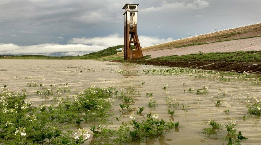 Maravilha: Quase oito horas de chuva em Coremas. Açude aumenta recarga