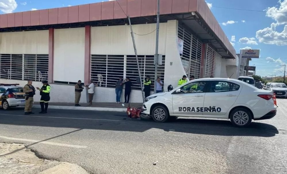 Colisão entre carro de aplicativo e motoneta deixa duas jovens feridas no centro de Patos; veja