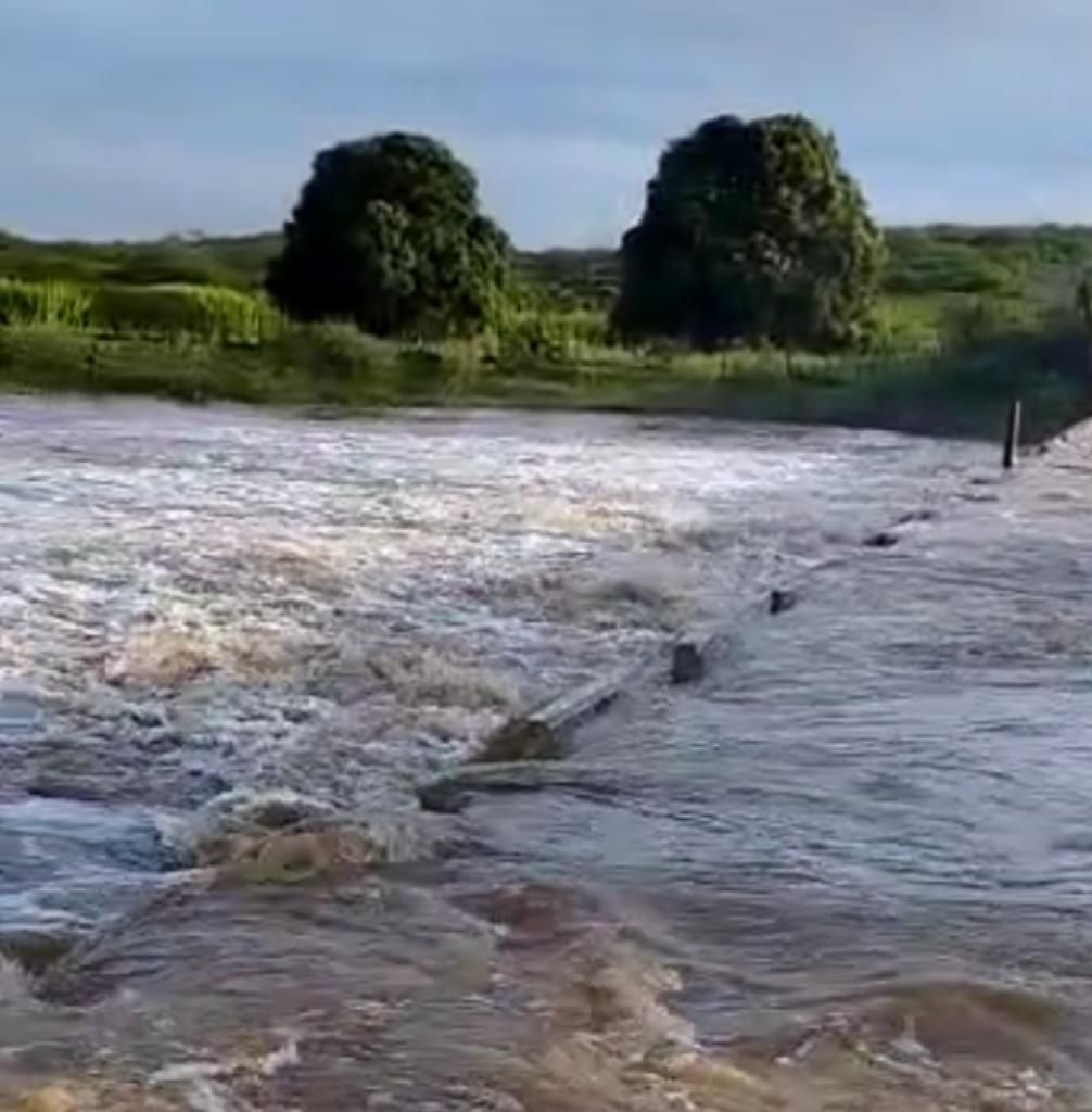 Uma benção dos céus: cheia do Rio Barrento em Catingueira, principal afluente do Açude do Cego; veja vídeo