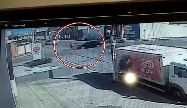 Vídeo mostra momento exato de acidente no centro de Patos, que deixa motociclista ferido; veja 