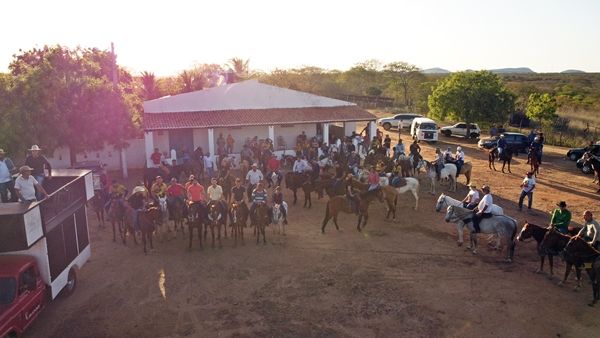 22 vaqueiros de gibão são homenageados na 5ª Grande Cavalgada de Miguel Lilioso, em Santa Terezinha; vídeo e fotos