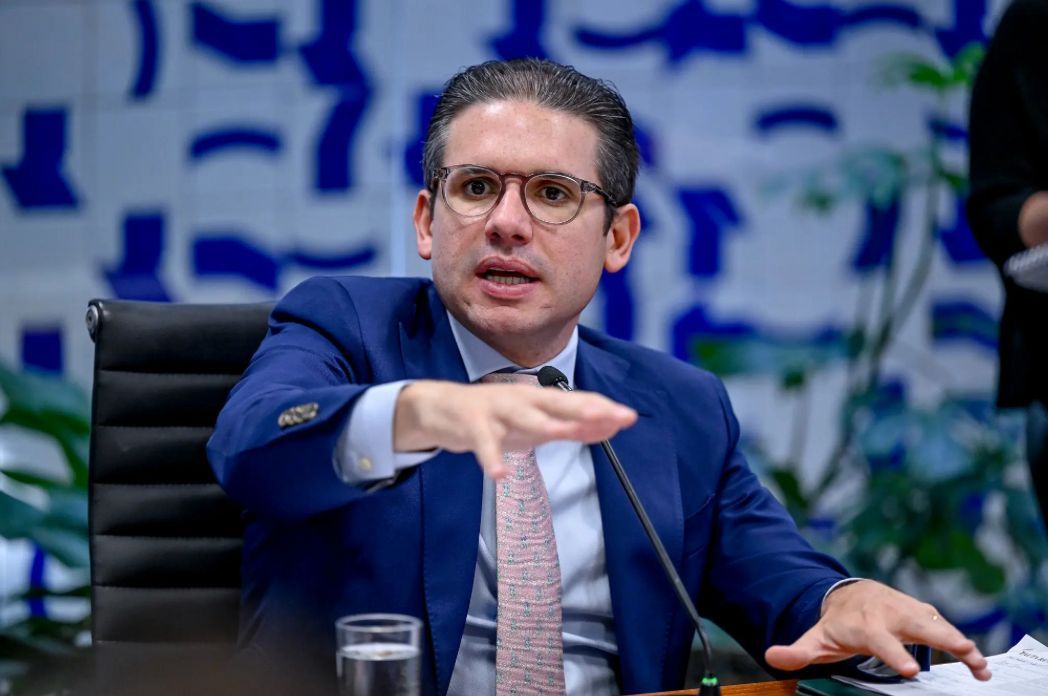 Hugo Motta reage a Eduardo Bolsonaro e diz que não se deixará ser intimidado por ameaças de sanções dos EUA