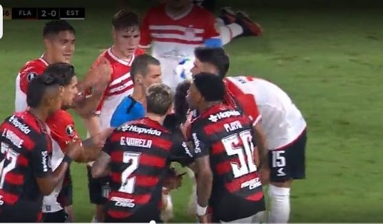 Flamengo domina Estudiantes, vence, mas gol sofrido nos acréscimos mantém confronto aberto na Libertadores