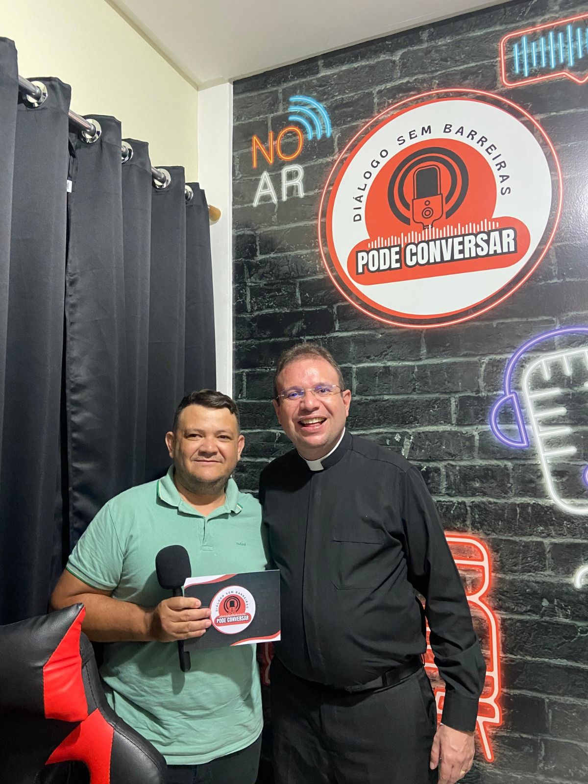 Padre Fabrício abençoa podcast Pode Conversar, de Francisco Anderson; Veja 