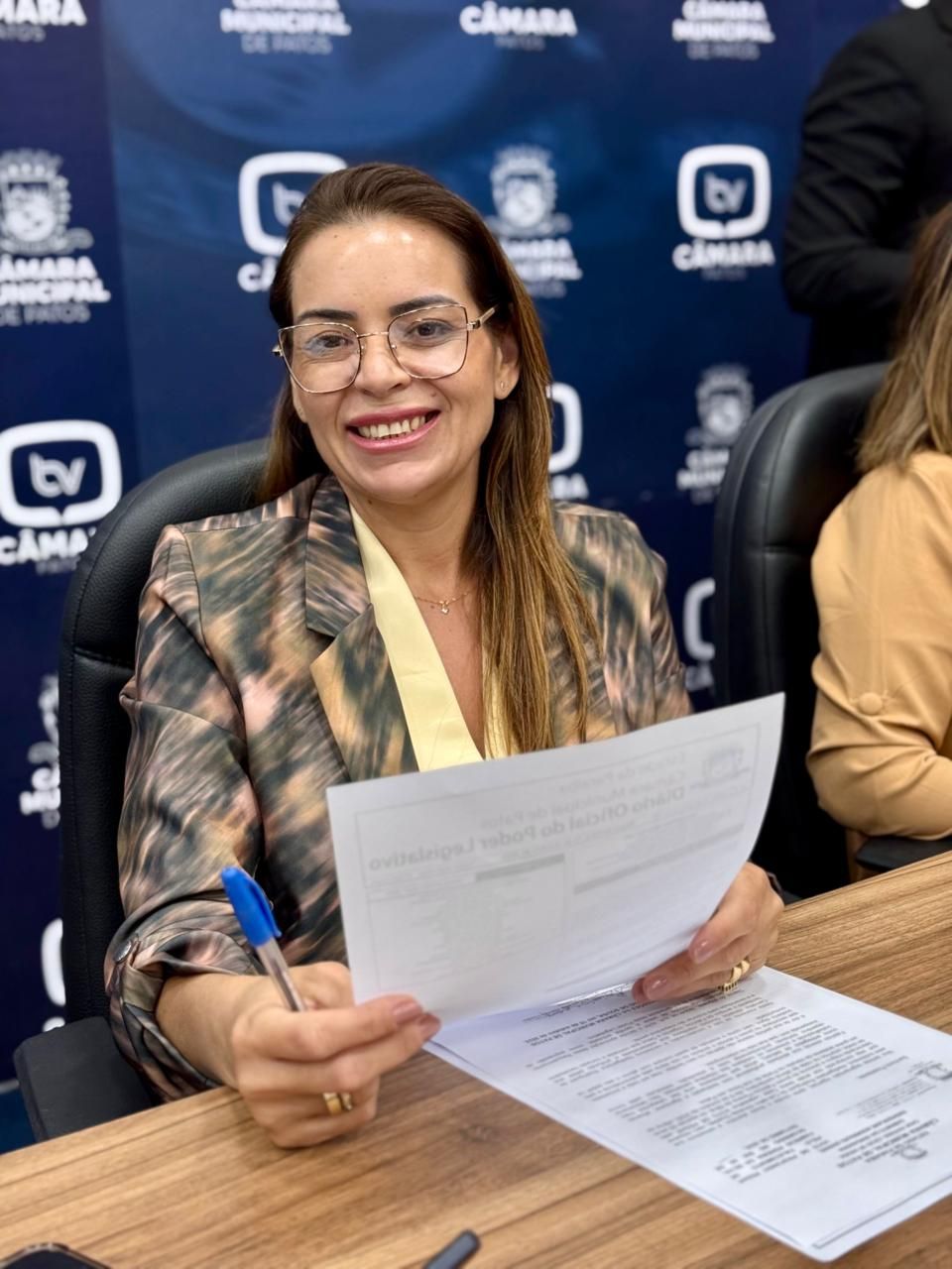 Patos dá exemplo de empatia e compromisso com a infância ao aprovar projeto de lei sobre adoção tardia, de autoria da vereadora Nadir